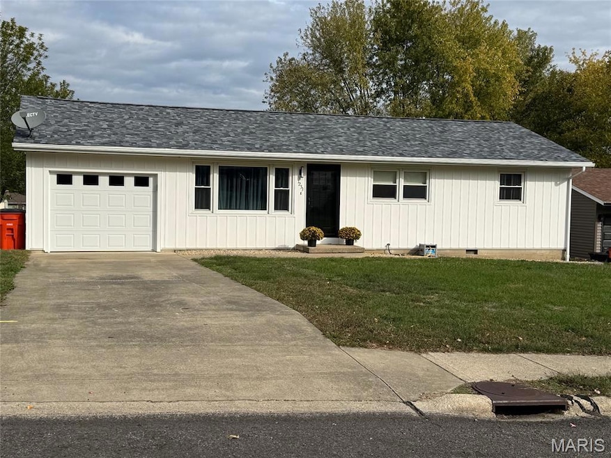 1233 W Jefferson St, Vandalia, IL 62471 - photo 1