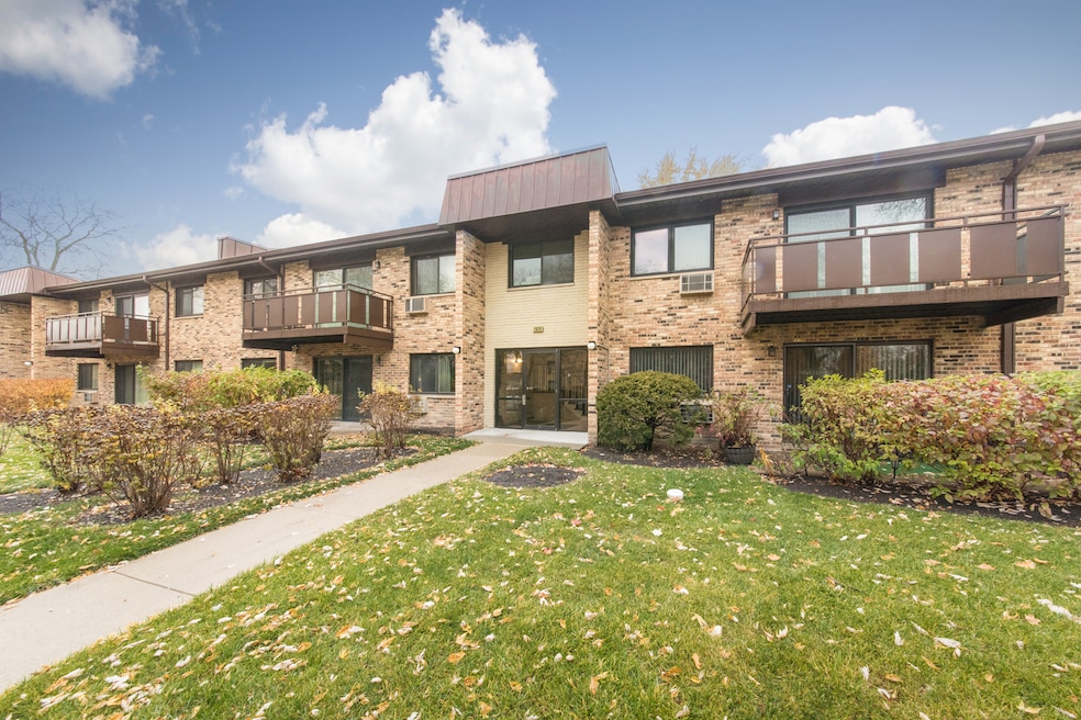 2628 N Windsor Dr unit 101, Arlington Heights, IL 60004 - photo 1
