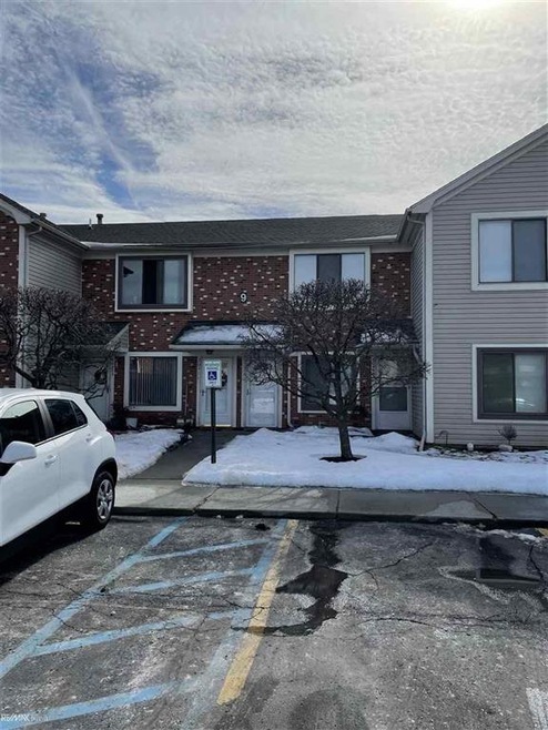 30513 Hidden Pines Ln, Roseville, MI 48066 - photo 1