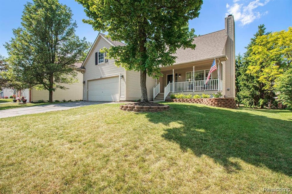 Welcome to 2571 Ravineside Ln!