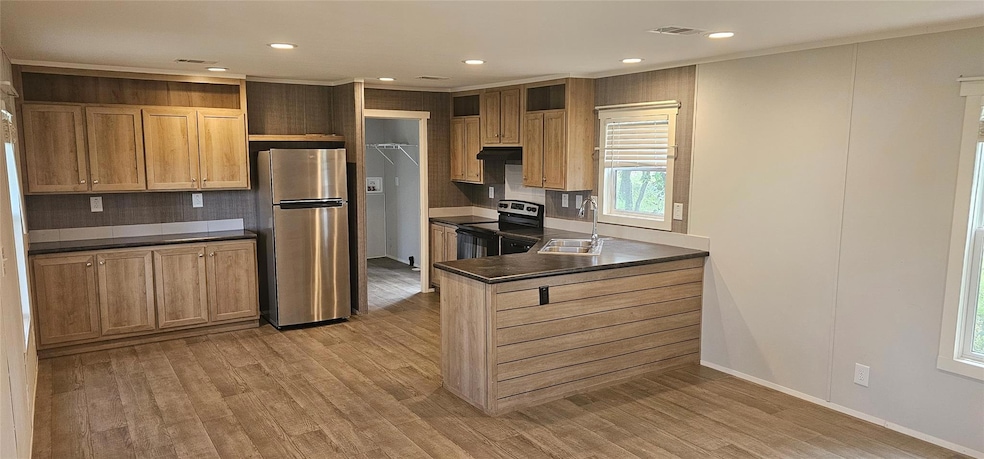 Kitchen with appliances with stainless steel fini