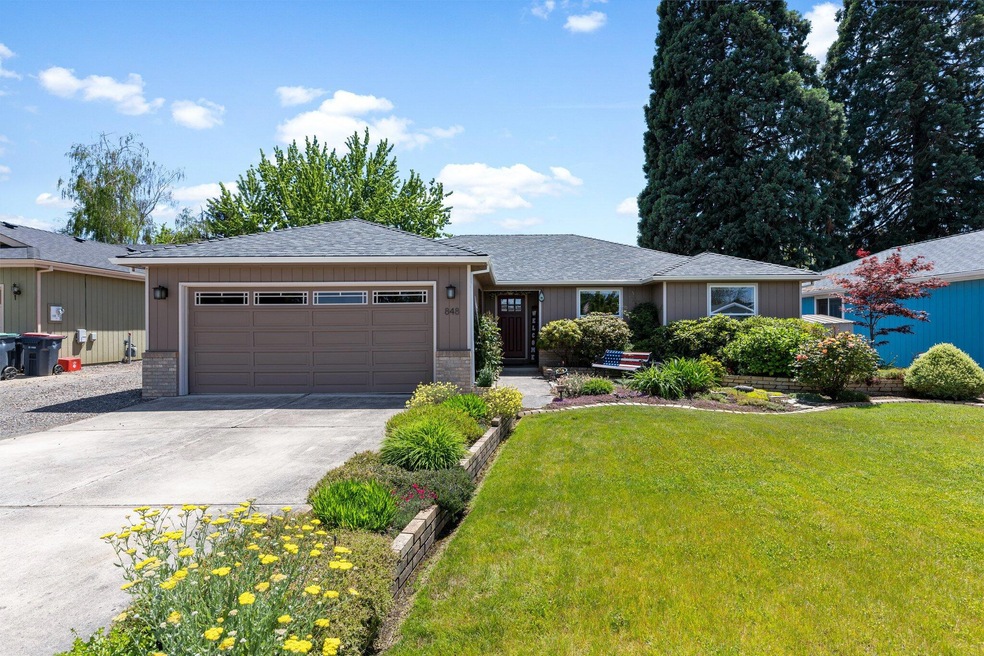 848 Forest Glen Dr, Central Point, OR 97502 - photo 1