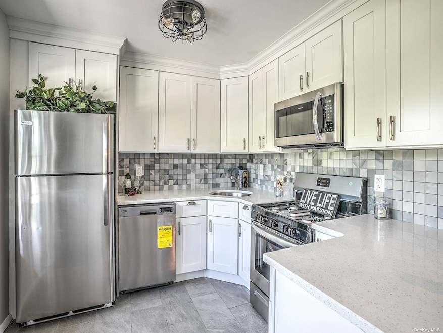 117 Mariners Way unit 117, Copiague, NY 11726 - photo 1