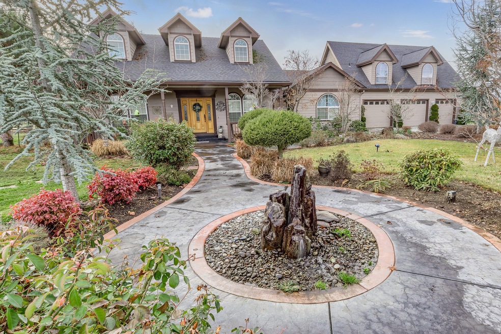 872 W Justice Rd, Central Point, OR 97502 - photo 1