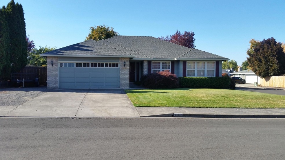 1389 Foxwood Dr, Medford, OR 97504 - photo 1