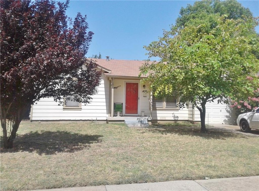 Cute home with 1 car garage is walking distance to