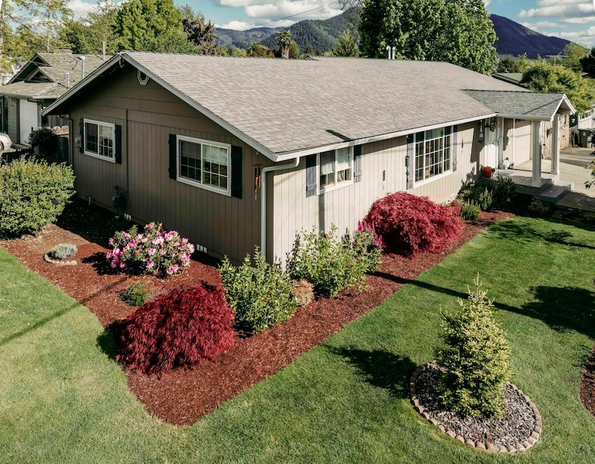 457 NE 12th St, Grants Pass, OR 97526 - photo 1