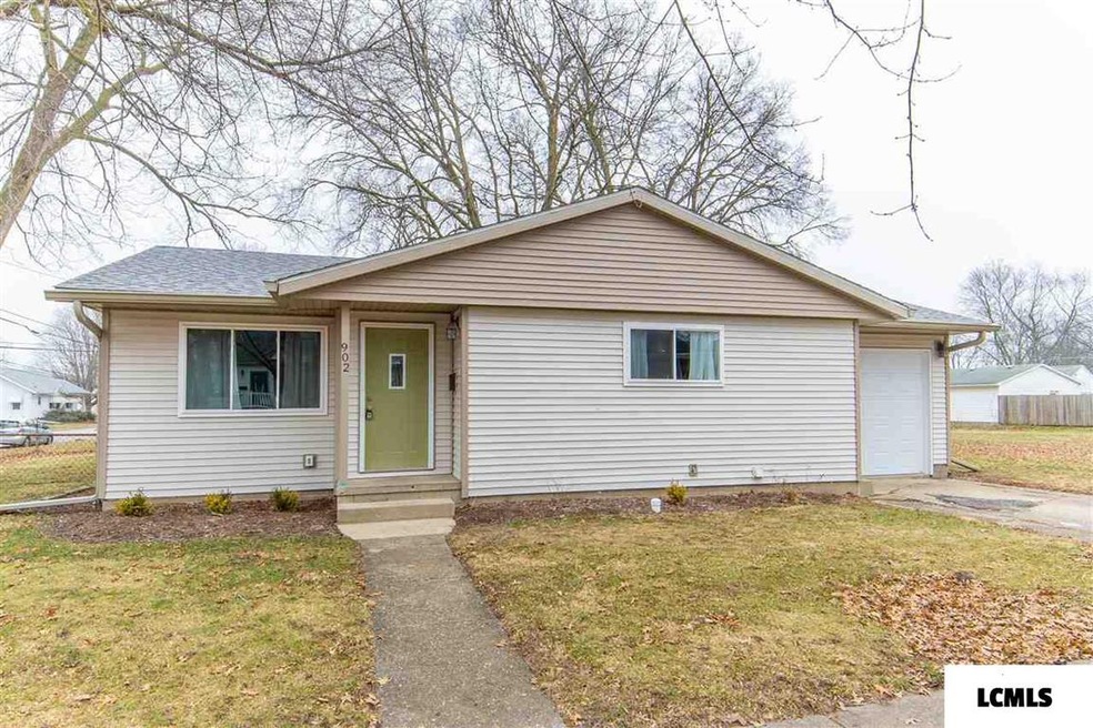 902 Decatur St, Lincoln, IL 62656 - photo 1
