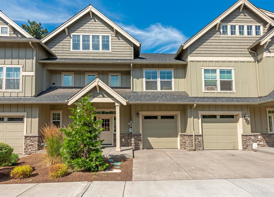 1031 SE Leonel Ln, Bend, OR 97702 - photo 1