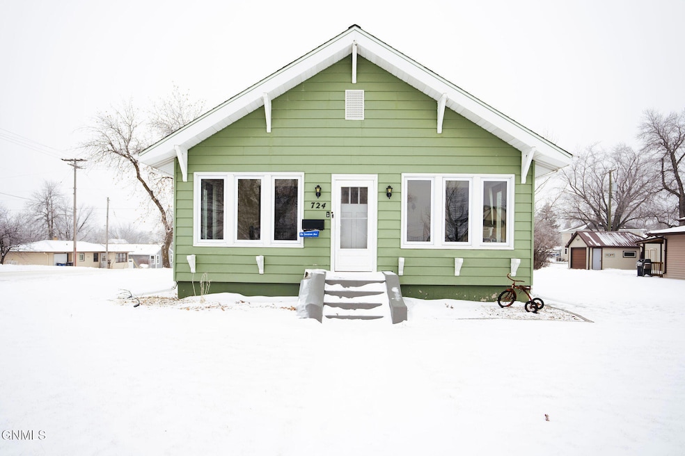 724 5th Ave SE, Jamestown, ND 58401 - photo 1