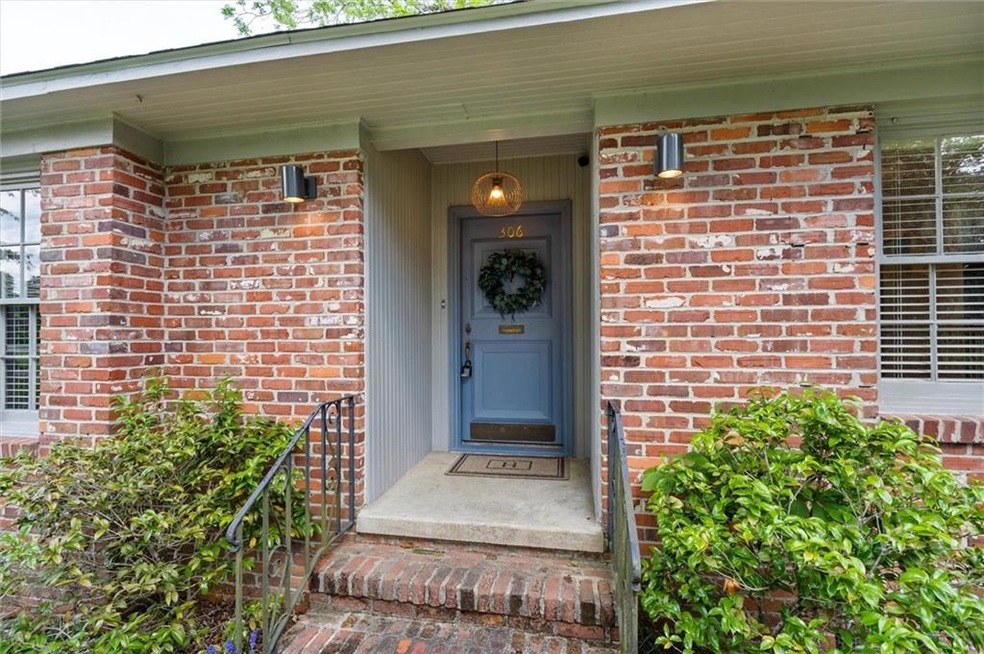 Darling Midtown Cottage!