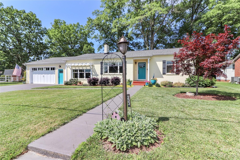 233 N Oakwood Dr, Statesville, NC 28677 - photo 1