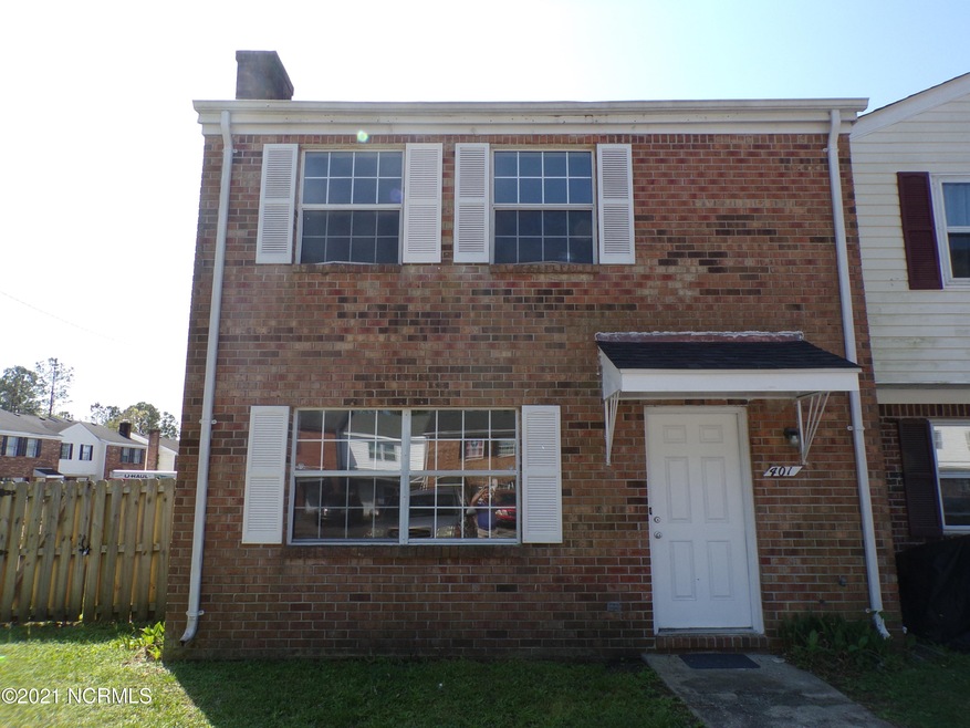 401 Myrtlewood Cir, Jacksonville, NC 28546 - photo 1