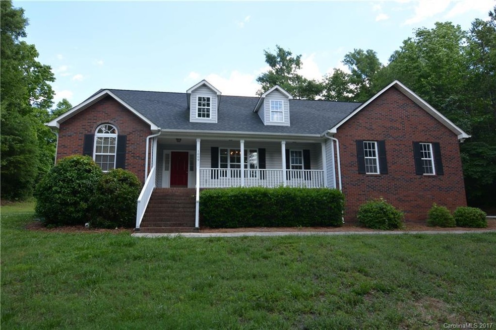 1009 Riddle Oak Ln, Clover, SC 29710 - photo 1