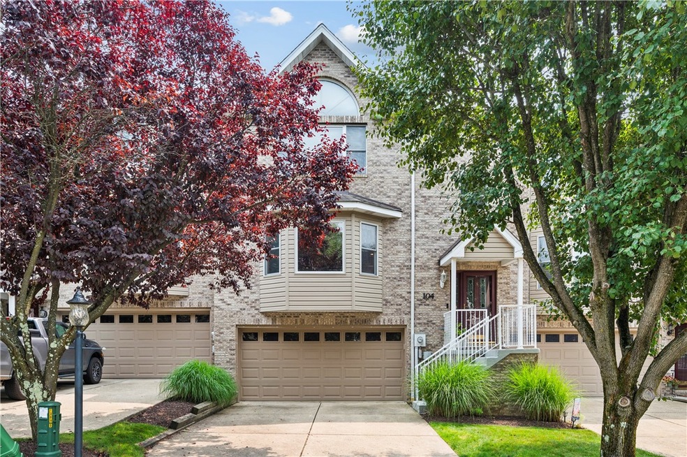 Welcome home to this beautiful townhouse located i