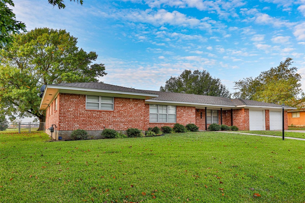 1927 Tulane Ave, Gainesville, TX 76240 - photo 1