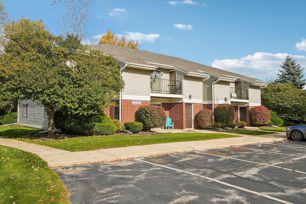 N110W17098 Ashbury Ln unit 5, Germantown, WI 53022 - photo 1