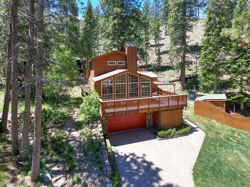 Upgraded 3 Story Custom Cabin Nestled in the Forre