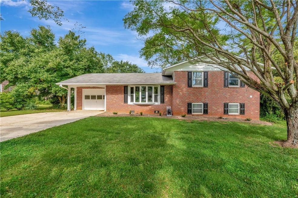 304 Hillcrest Dr, Pendleton, SC 29670 - photo 1