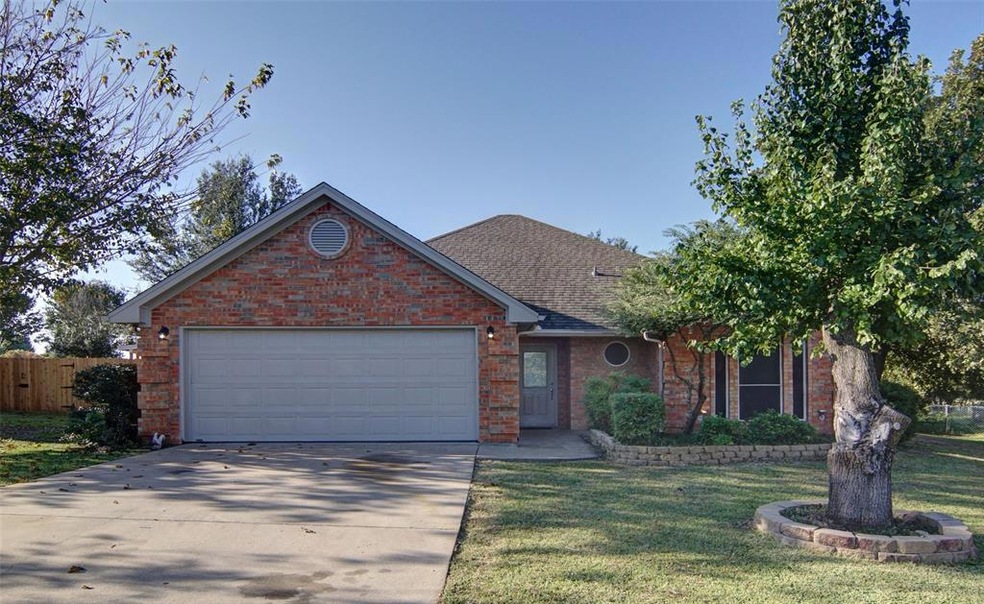 1537 Oak Tree Cir, Weatherford, TX 76086 - photo 1