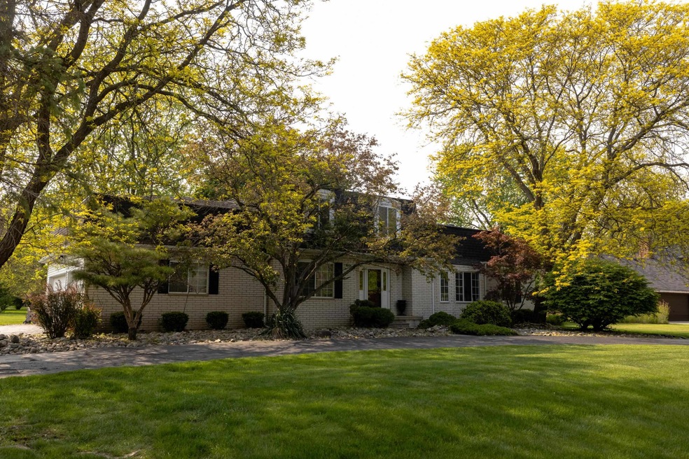 1103 Woodkrest Dr, Flint, MI 48532 - photo 1