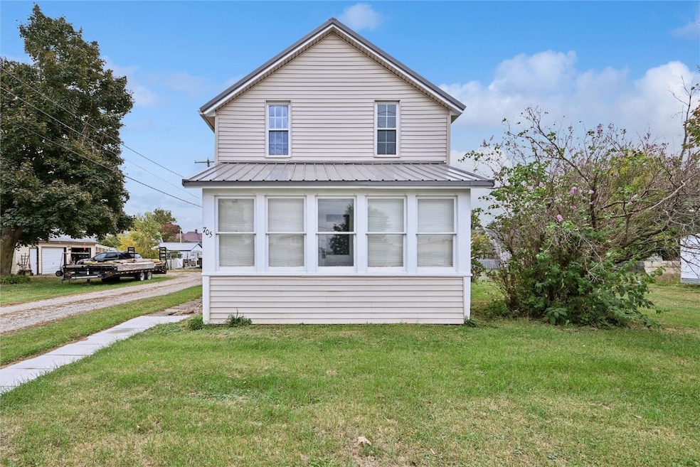 705 10th St, Belle Plaine, IA 52208 - photo 1