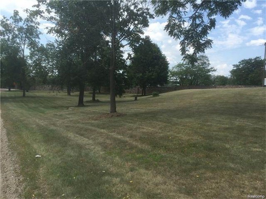 1660 Winthrop Rd, Bloomfield Hills, MI 48302 - photo 1