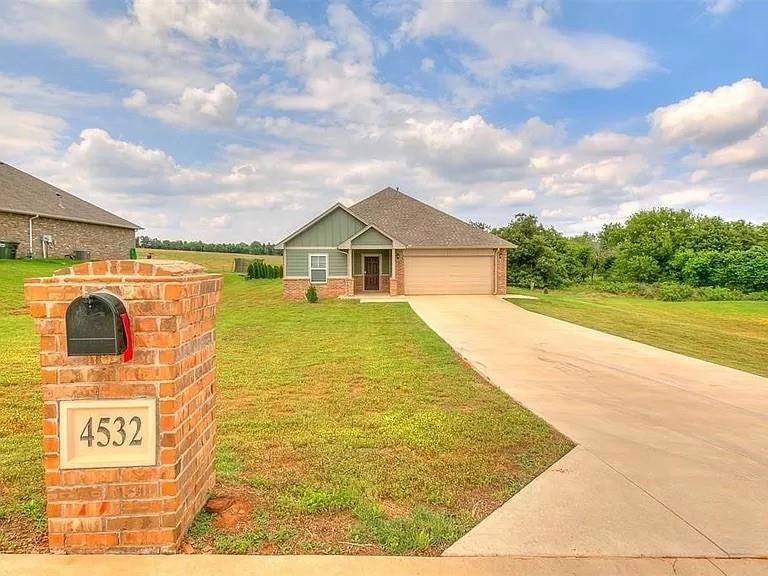 View of front of house featuring a front yard and 