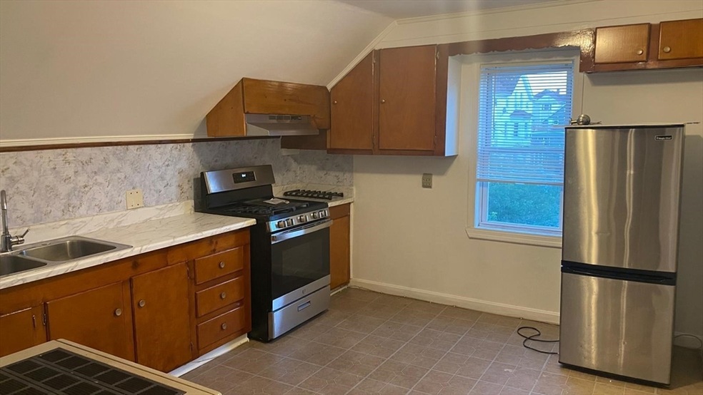 136 Tecumseh St unit 3, Fall River, MA 02721 - photo 1