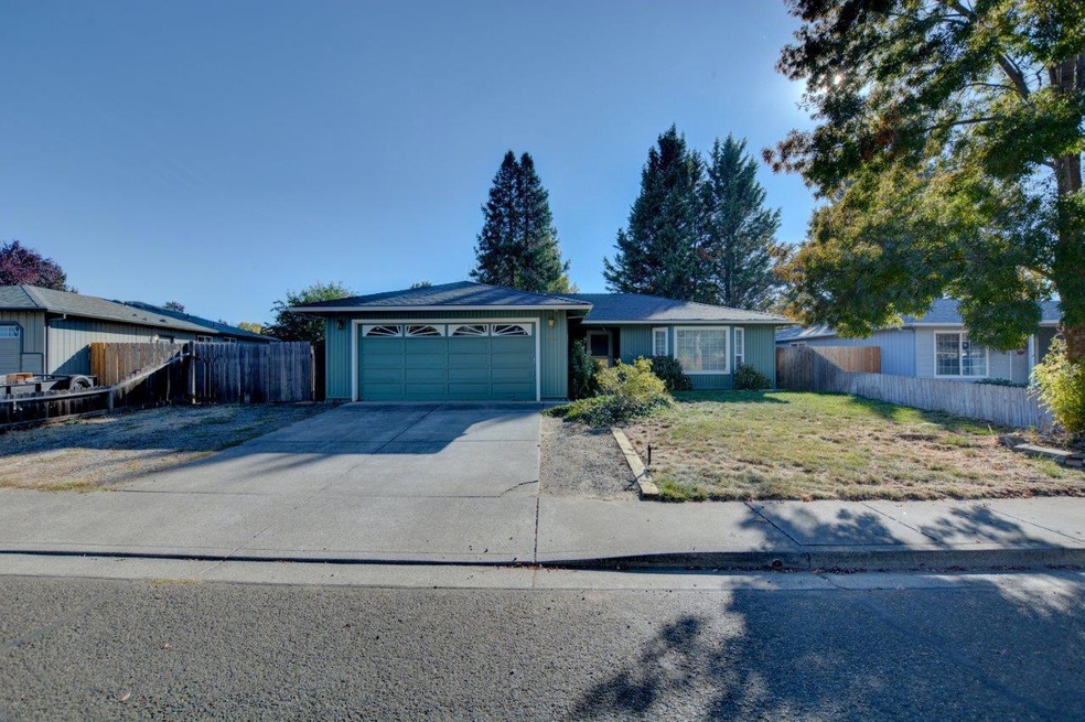 106 Shadowwood Ct, Central Point, OR 97502 - photo 1