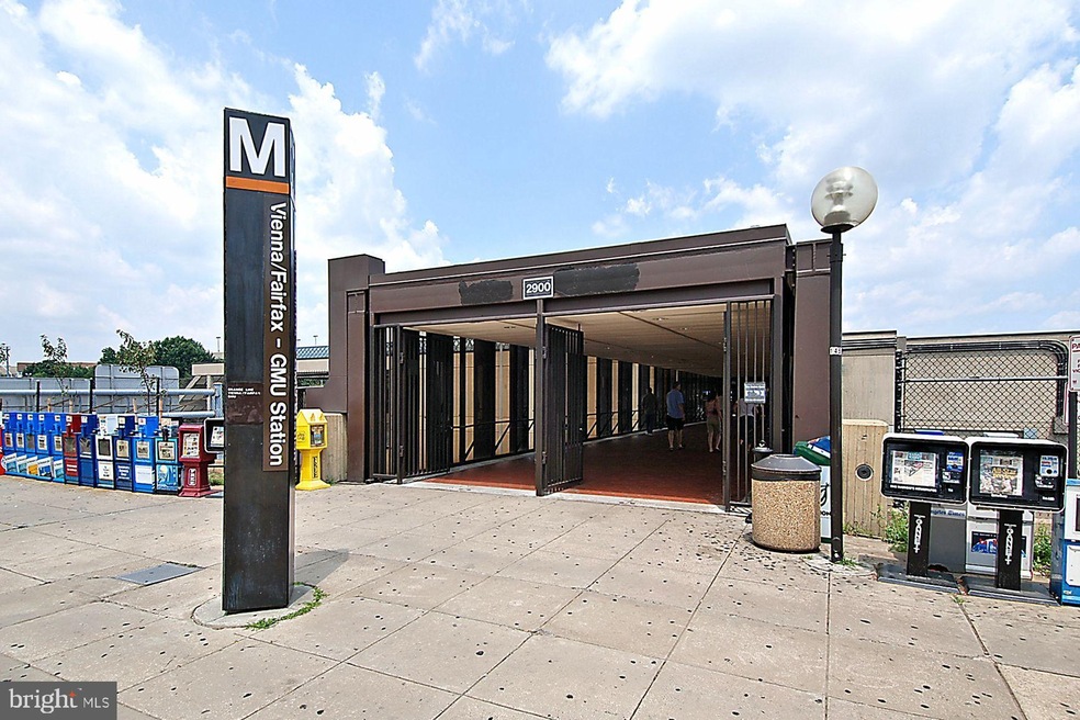 2996 Mission Square Dr, Fairfax, VA 22031 - photo 1