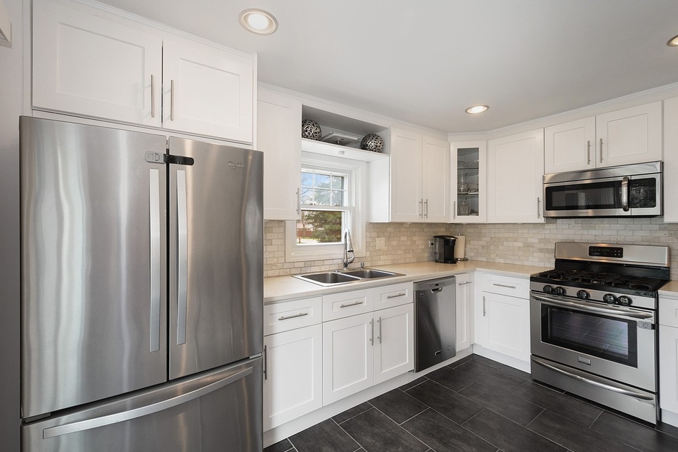 10000 Montrose Ave, Schiller Park, IL 60176 - photo 1