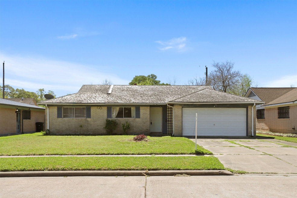 1043 Helms Rd, Houston, TX 77088 - photo 1