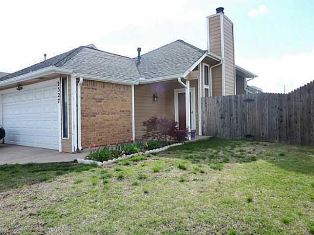 2327 Cedar Brook Dr, Moore, OK 73160 - photo 1