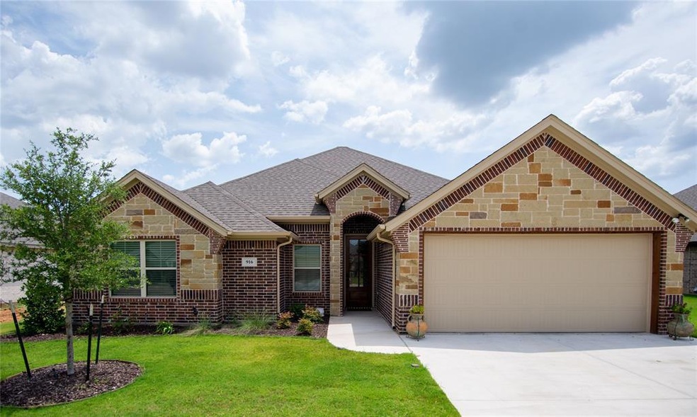 916 E 5th St, Springtown, TX 76082 - photo 1