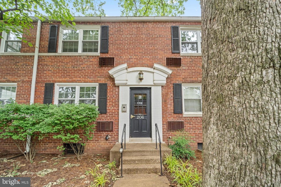 206 N Trenton St unit 4, Arlington, VA 22203 - photo 1