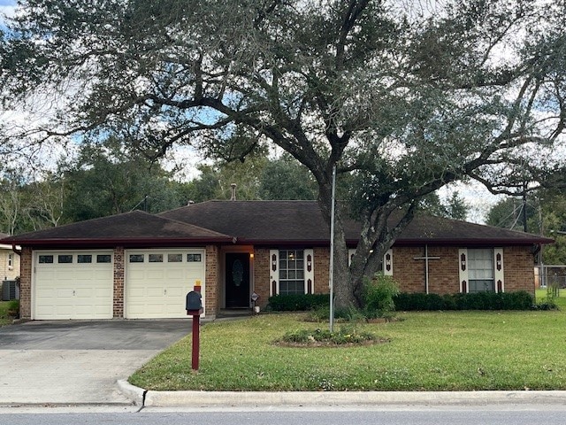 Lovely 3 bedroom 2 bath home looking for new owner