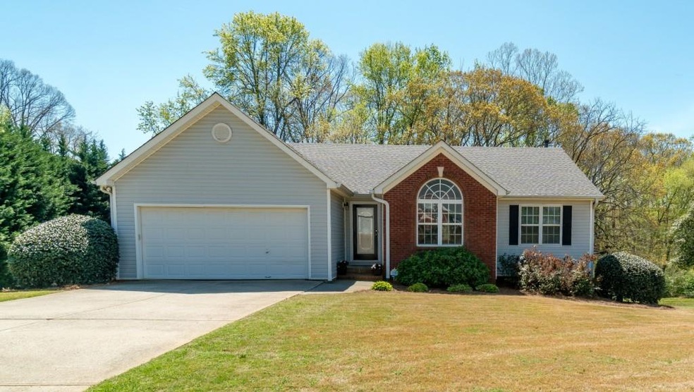 Full of charm, this ranch on a basement sits on a 