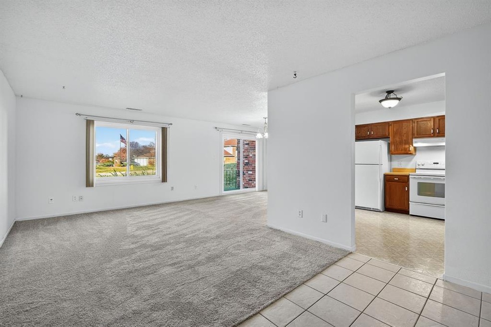 4825 Woodland Ave unit 6, West Des Moines, IA 50266 - photo 1