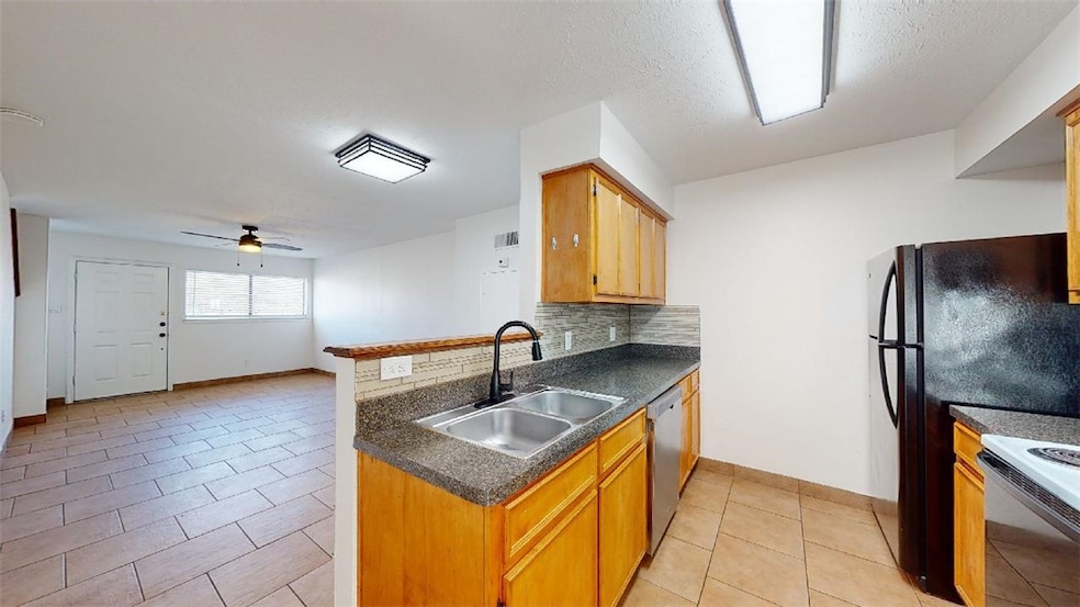 Kitchen with a peninsula, a sink, decorative backs