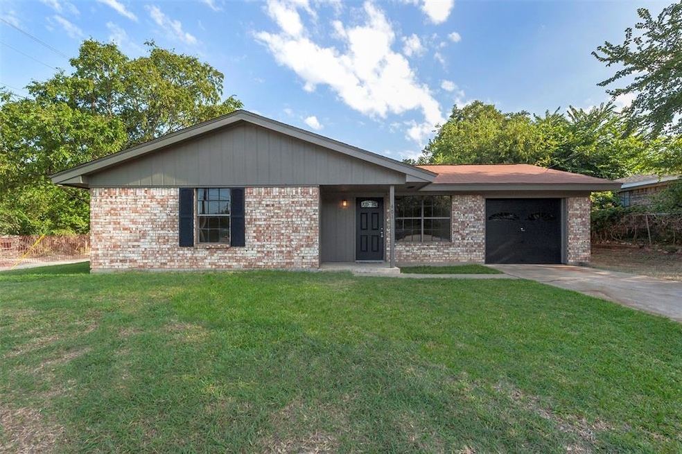 401 Throckmorton St, Weatherford, TX 76086 - photo 1