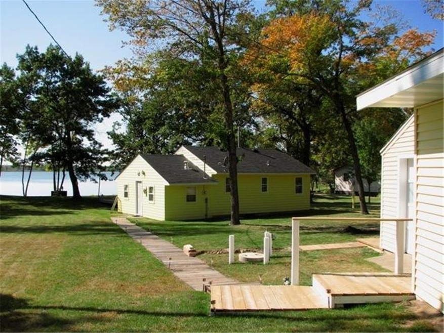 Cabin w/new boardwalk to gar & multi-roo