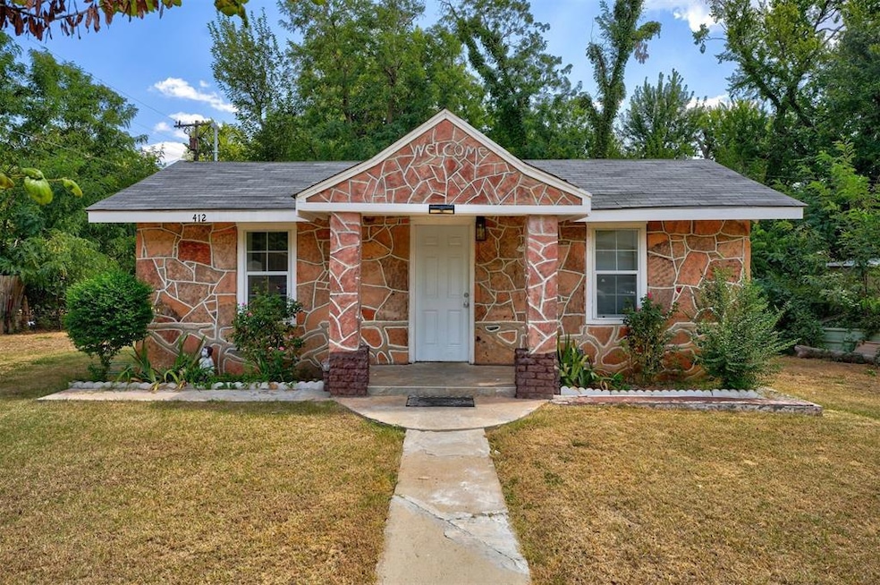 View of front facade featuring a front lawn