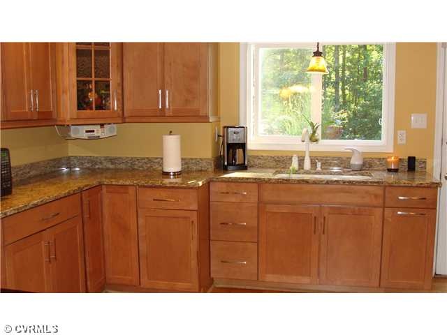 Kitchen - The kitchen has all been redone with gra