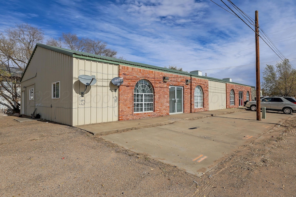 521 Ash Ave, Dalhart, TX 79022 - photo 1