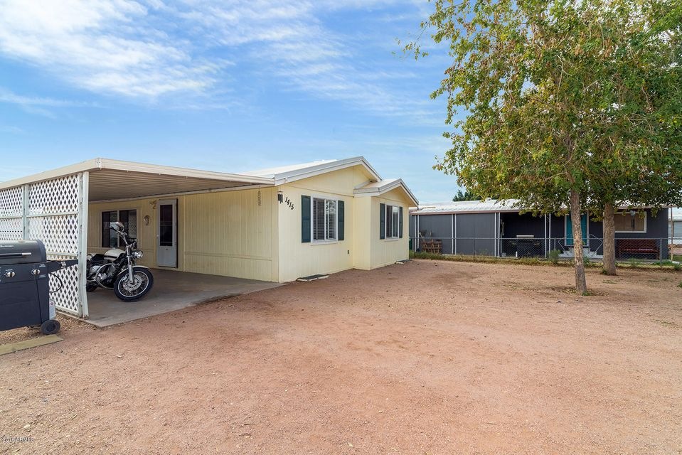 LARGE FRONT YARD