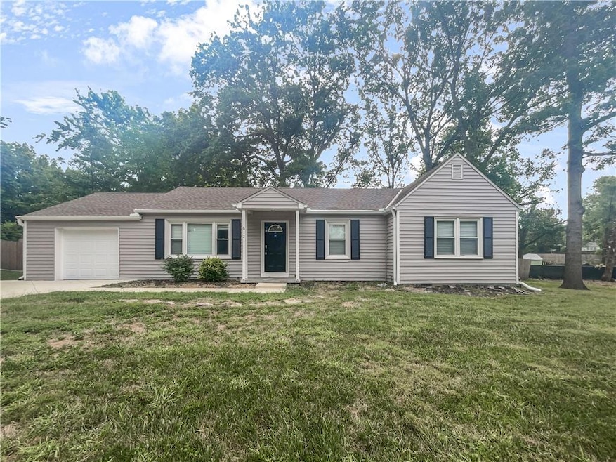 612 N Logan St, Olathe, KS 66061 - photo 1