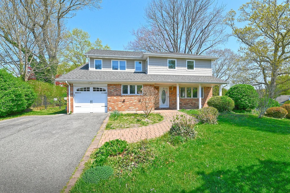 55 Cross Bow Ln, ComMacK, NY 11725 - photo 1