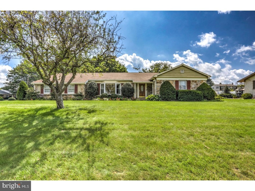 344 E Spruce St, New Holland, PA 17557 - photo 1