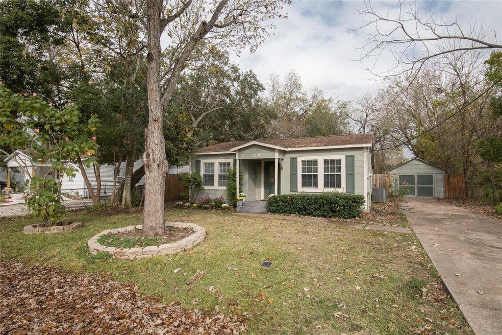1218 Betsy Ross St, Alvin, TX 77511 - photo 1